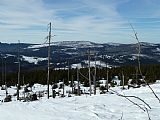 Výhled ze hřbetu spojujícího tisícovky Poledník a Skalka k západu. Uprostřed dominuje Debrník (Plesná), vpravo Polom a Ždánidla.