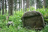 Detail nápisu na kamenném pomníčku v sedle mezi Dlouhým hřbetem - V vrcholem a Dlouhým hřbetem.