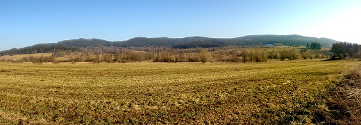 Panoramatický snímek tisícovek severozápadní části Želnavské hornatiny z pastvin u Volar. Zleva Větrný, Doupná hora - SV vrchol II, Doupná hora - SV vrchol I, Doupná hora, Křemenná a Mechový vrch. (Z výletu Boletice 2008.)