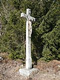 Kamenný kříž u lesíka na J okraji vrcholové plošiny Doupné hory.