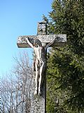 Detail kříže u lesíka na jižním okraji vrcholové plošiny Doupné hory.