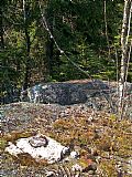 Geodetický bod na temeni vrcholové skalky na Dřevěné holi.