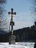 Křížek na pozůstatcích farního kostela sv. Vincence Ferrarského.