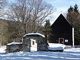 Bývalá Stará Hůrka - základy farního kostela sv. Vincence Ferrarského, kaple sv. Kříže a hrobka rodiny Abelů v sedle mezi tisícovkami Hůrecký vrch a Dřevěná hůl.