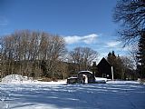 Bývalá Stará Hůrka - základy farního kostela sv. Vincence Ferrarského, kaple sv. Kříže a hrobka rodiny Abelů v sedle mezi tisícovkami Hůrecký vrch a Dřevěná hůl.