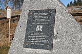 Detail památníku americkým vojákům ve Zhůří na úpatí Hadího vrchu.