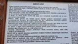 Naučná tabule, vysvětlující vznik Kříže smíření (Smírčího kříže) ve Zhůří na úpatí Hadího vrchu.
