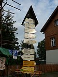 Turistický rozcestník v centru šumavské Kvildy.