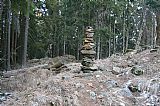 Geodetický bod a kamenný mužík na vrcholu Homole.