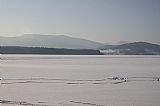 Pohled ze zamrzlého lipenského jezera od Hůrky na Smrčinu, Hraničník, Studničnou a Plechý. Zvláště při sněhové pokrývce vynikne úplné odlesnění Plechého.