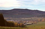 Zleva tisícovky Smrčina, Smrčina - S vrchol a Hraničník z pohledu od vyhlídky nad Horní Planou.