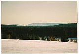 Pohled z úpatí (1177 m) Huťské hory: zleva Přilba, Smrčina (Hochficht), Plechý (Plockenstein), Trojmezná (Bay. Plockenstein) a Třístoličník (Dreisessel).