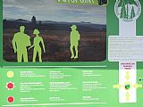 Detail naučné tabule fotopointu na úbočí Huťské hory. Návod obsahuje i doporučení, aby se fotografovaný turista usmíval.