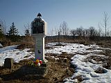 Pomník na bývalém hřbitově v bývalé obci Kapličky 1,5 km severně od tisícovky Hvězdná.