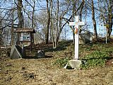 Pamětní kříž v bývalé obci Kapličky severně od tisícovky Hvězdná.
