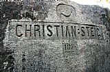 400 metrů od vrcholu Hvozd ve směru 330°(SSZ) je zajímavý velký kámen s křížem a nápisem Christian-Steig 187¾. Kámen je několik metrů od staré stezky. 