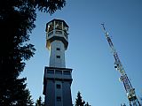 Vedle rozhledny na Javorníku je radiokomunikační věž.