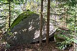 Skalka (balvan) s mohylkou na Jelení hoře.