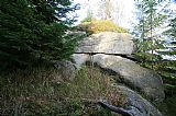 Vrcholová skála na východním okraji hřbetu tisícovky Jelení slať - J vrchol.