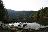 Černé jezero pod Jezerní stěnou v severním svahu Jezerní hory.