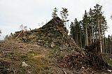 Skalní útvar ve vzdálenosti cca 800 m od skalní hradby na hřbetnici jihovýchodního svahu Jezerní hory.