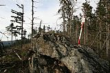 Skalní útvar s geodetickým bodem ve vzdálenosti cca 700 m od skalní hradby na hřbetnici jihovýchodního svahu Jezerní hory.