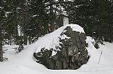 V sedle mezi Svarohem a Jezerní horou je skalka s hraničním kamenem č. 30. Současně je patrné, že zde ústí bavorská cesta na hřeben Šumavy a začíná zde 1. zóna NP Jezerní hory.
