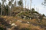 Skalní útvar s geodetickým bodem ve vzdálenosti cca 700 m od skalní hradby na hřbetnici jihovýchodního svahu Jezerní hory.