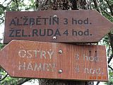 Nové dřevěné turistické ukazatele na vrcholu Svarohu, ukazující v češtině cíle jižním a severozápadním směrem, dostupné po českobavorském hraničním chodníku (Grenzsteig).