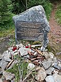 Nedaleko Františkova u silnice (za mostkem přes Teplou Vltavu) je tento Pomník převaděčům.