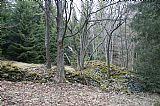 V sedle mezi Kamenitým vrchem a tisícovkou Nad Vískou - JV vrchol II jsou mohutné kamenice.