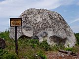 Balvan, označený jako Kamenná kráska je o několik metrů nižší, než vedlejší skála.