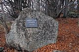 Pamětní kámen označující německé osídlení v sedle mezi Kapradí a Žlebským kopcem.