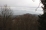 Při pohledu ze Žlebského kopce je v popředí lesnatý vrchol Kapradě a na obzoru zprava Špičák, Třístoličník a hřeben Plechého.