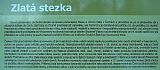 Detail infopanelu o Zlaté stezce umístěného v centru Českých Žlebů před hřbitovem.
