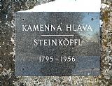 Detail desky na kameni připomínajícím německé osídlení v sedle mezi Kapradí a Žlebským kopcem.