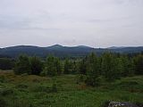 Zleva doprava: Kapraď, Žlebský kopec, Radvanovický hřbet - JZ vrchol II, Radvanovický hřbet - JZ vrchol I a Radvanovický vrch. Pohled ze silničky u Nového Údolí.