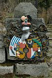 Detail aliančního erbu Josefa ze Schwarzenbergu a Idy z Lichtenštejnu, který byl původně umístěný nad vchodem kostela poblíž tisícovky Knížecí pláně - U kostela.