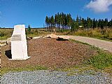 Žulový obelisk vztyčený na památku odstraňování následků orkánu Kyrill na jižním svahu Knížecího stolce.