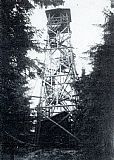 Původní turistická rozhledna na vrcholovém hřbetu Knížecího stolce byla postavena v roce 1938. Zde na jediné známé fotografii, pořízené v roce 1946. Reprodukce: Knížecí stolec - tajuplná hora, Jiří Bárta 2012.