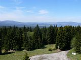 Pohled na Lipno z Medvědího vrchu. Vlevo výrazná Smrčina, vpravo za vodou Želnavské hory ve VVP Boletice.