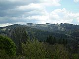 Pohled z vrcholu hory "Nad Uhlíkovem" (965 m) nedaleko obce Záhvozdí na tisícovky ve VVP Boletice. Uprostřed tisícovka Knížecí stolec.
