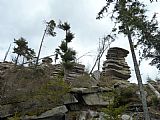 Skály ve střední části vrcholového hřbetu tisícovky Koňský vrch.