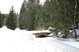 Na severním úbočí Kostelního vrchu - historický klenutý mostek přes zamrzlý Vchynicko - Tetovský plavební kanál.
