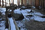 Dřevěný aquadukt od zázračného pramene s uzdravující vodou u Hauswaldské kaple na Kostelním vrchu je v zimě bez vody.