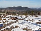 Pohled ze severního úbočí Skalky SV směrem na Křemelnou, vlevo od ní Sněžné jámy. Pod Sněžnými jámami je rozsáhlá planina bývalých Stodůlek, vpravo od hřebene Křemelné je patrná zřícenina hradu Kašperka.