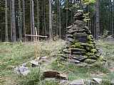 Kamenná mohyla s nápisem a "vrcholový kříž" na vrcholu tisícovky Křemelná.