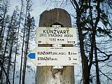 Turistické značení na vrcholu tisícovky Kunžvart.