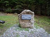 Pamětní deska u turistické trasy z Polky na Kunžvart na památku zaniklé německé chaty.