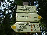 Turistické značení u odbočky na tisícovku Lovčí skála.